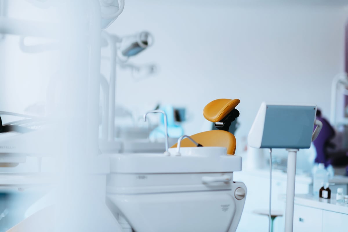 A bright and minimalist dental clinic with a sterile and sophisticated design